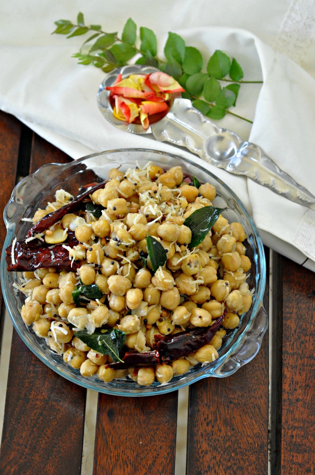 white-chana-sundal-spiced-chickpeas-with-coconut-recipe-sinamontales