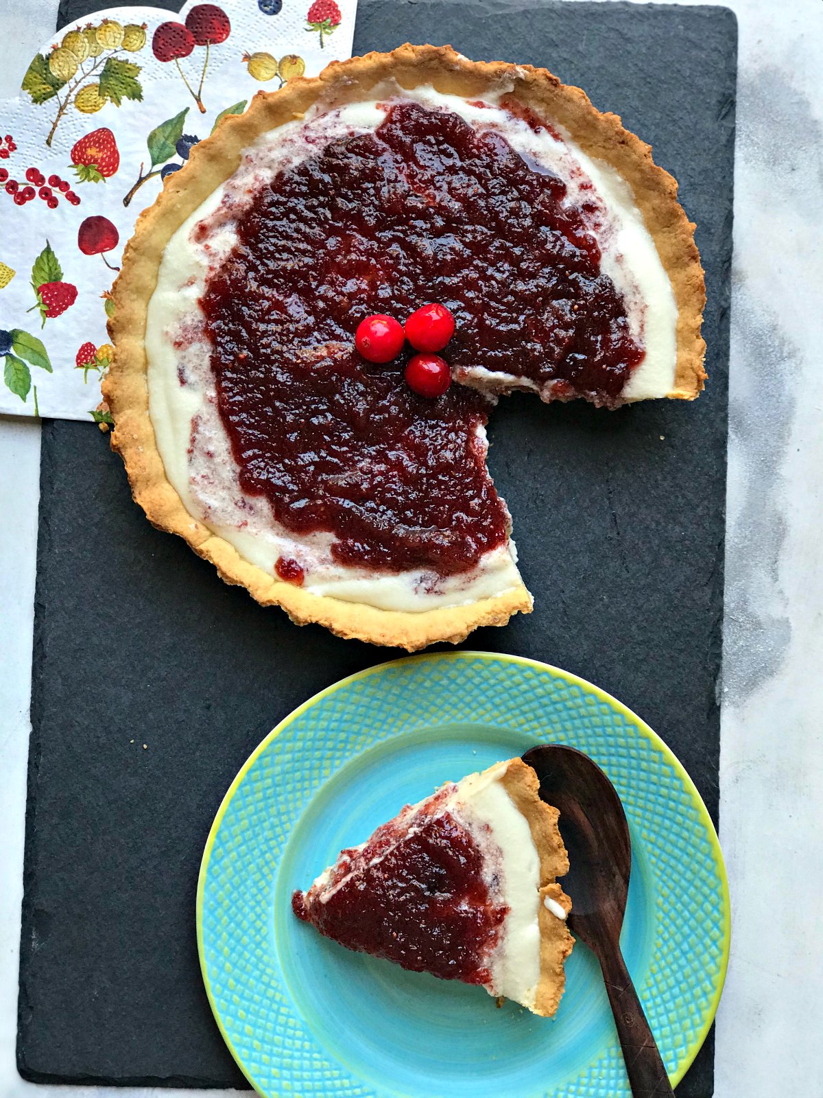 Boozy Cranberry Cheesecake Pie - Xmas is in the air! - Sinamon Tales