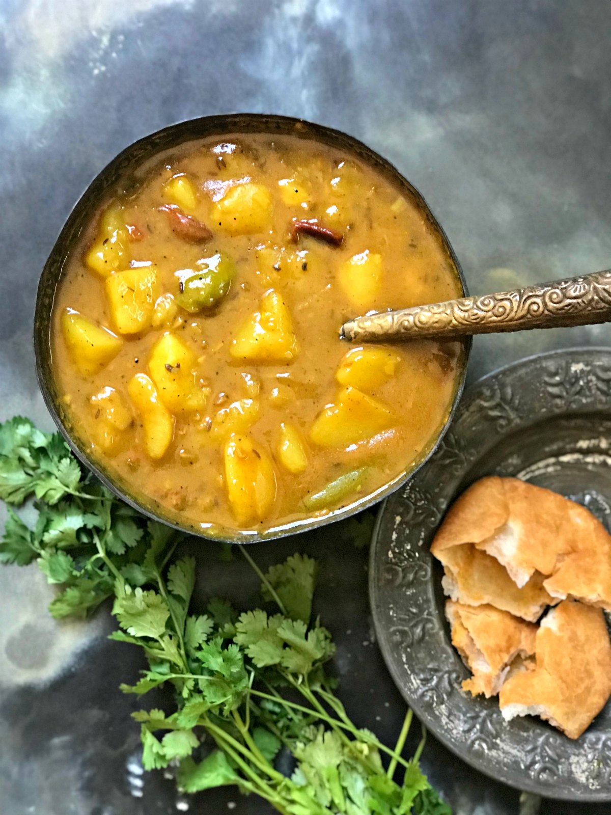 dubki-walle-aloo-with-khatti-meethi-methi-ki-chutney-sinamon-tales